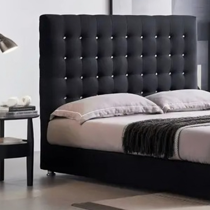 Chic capitone back bed